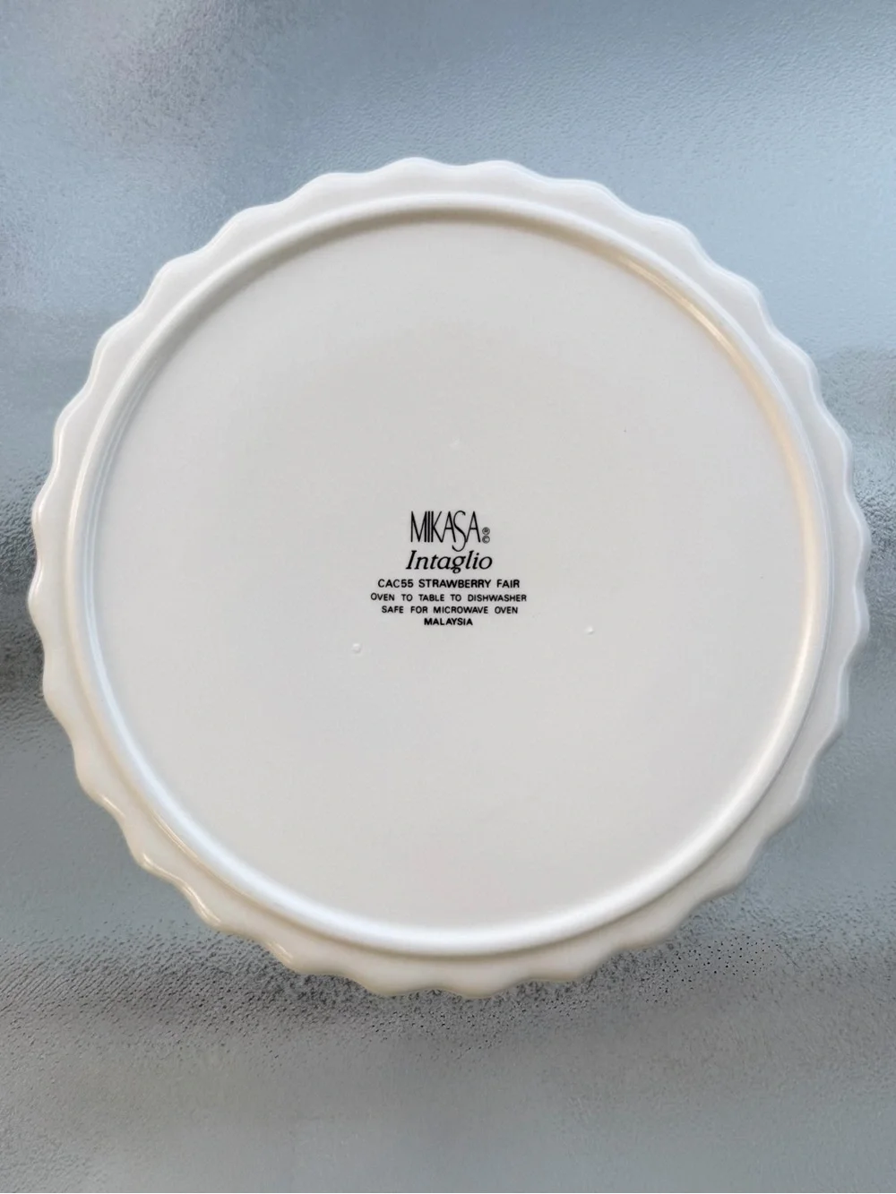 Mikasa Intaglio Strawberry Fair Quiche or Tart 10” Stoneware Dish